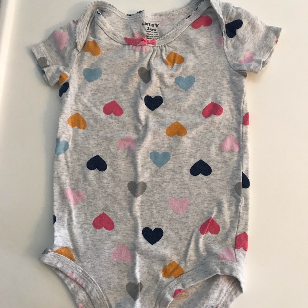 COPY - CARTERS 24 MONTH 100% COTTON ONEIS.  GRAY WITH COLORFUL HEART PRINT